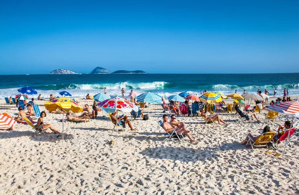 Rio Janeiro Brasil Abril 2015 Brasileiros Relaxam Praia Ipanema Dia — Fotografia de Stock