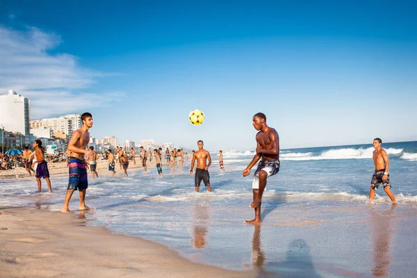 里约热内卢 2015年4月24日 2015年4月24日 里约热内卢 巴西人在日落伊帕内马海滩踢阿尔蒂尼奥富特博尔沙滩足球 — 图库照片
