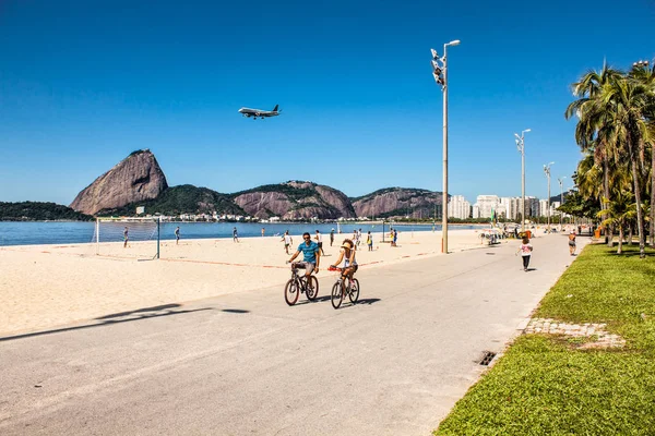 Rio Janeiro Brasile Aprile 2015 Giovane Coppia Brasiliana Bicicletta Lungo — Foto Stock