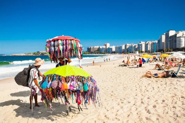 Rio Janeiro Brazylia Kwietnia 2015 Brazylijskie Sprzedawcy Uliczni Sprzedaje Strój — Zdjęcie stockowe