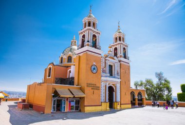 Santuario de los remedios, Cholula, Puebla, Meksika (Tlachihualtepetl mayan piramidinin üzerine inşa edilmiş iki çan kulesi ile Turuncu sömürge katolik kilisesi)