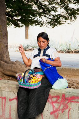 Oaxaca Meksika- Aralık 7, 2015: Kadın tatlılar satan ve Aralık Oaxaca sokakta dikmek 7, 2015, Meksika.