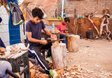 Oaxaca, Meksika-Aralık 8, 2015: Tanımlanamayan insanlar 8 Aralık 2015 tarihinde geleneksel yolda ahşap bir işçilik yapma, Oaxaca, Meksika.