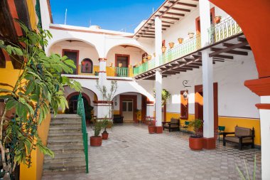 Oaxaca, Meksika-Ara 10, 2015: 10 Aralık 2015 tarihinde Oaxaca'da kapalı jard ile geleneksel ev Sanatı, Meksika.