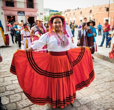 Oaxaca, Meksika-Aralık 10, 2015: Güzel bayan Guadalupe Virgin Günü kutluyor (Dia de la Virgen de Guadalupe) Aralık 10, 2015 . Oaxaca, Meksika. Bu popüler bir Katolik ziyafeti