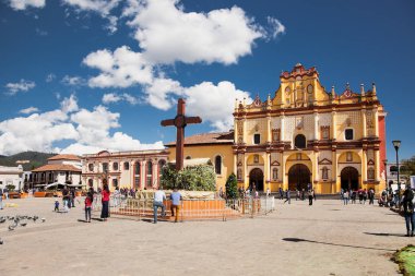 San Cristobal De Las Casas, Meksika - 11 Aralık 2015: 11 Aralık 2015'te San Cristobal de las Casas Katedrali ile ana meydan, Chiapas, Meksika. Chiapas'ın kültürel başkentidir. 