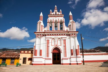 San Cristobal de las Casas'taki kilisede Çan Kulesi, Chiapas bölgesi, Meksika.