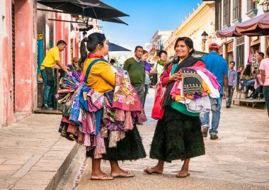 San Cristobal, Meksika-Aralık 13, 2015:Tzotzil Maya insanlar Aralık'ta San Cristobal de las casas sokakta geleneksel giysilersal13, 2015, Chiapas bölgesi, Mexic