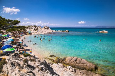 Sitonia, Yunanistan-7 Temmuz 2016:7 Temmuz 2016 tarihinde Güzel Turuncu plaj , Sithonia yarımadasının doğu kıyısı, Halkidiki, Yunanistan.