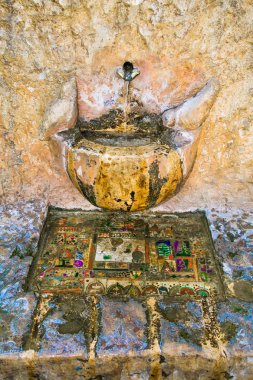 Eski taş içme çeşmesi. Sıcak bir öğleden sonra saf soğuk su. Tiflis,Gürcistan, Eurtope'deki halk çeşmesi.