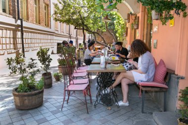 Tiflis, Gürcistan - 6 Ekim 2016: İnsanlar 6 Ekim 2016'da Gürcistan'da Tiflis'teki Marionette Tower'ın yanındaki kafede oturacak. Avrupa.