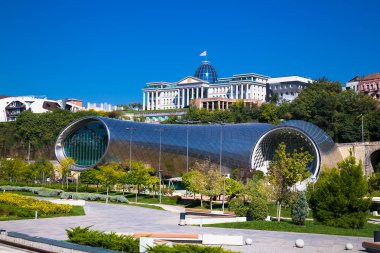 Tiflis, Gürcistan-6 Ekim 2016: Rike park modern tasarım konser salonu ve Arkasında Gürcistan Cumhurbaşkanlığı Sarayı, Tiflis, Gürcistan, Eki 6, 2016. Avrupa.