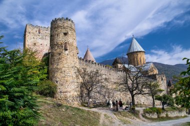 Gürcistan'da Aragvi Nehri üzerinde Ananuri kale kompleksi. Avrupa. Ananuri Kalesi, Tiflis'e yaklaşık 70 kilometre mesafede yer almaktadır..
