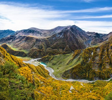 Gudauri dağlarının panoramik manzarası. Gürcistan. Avrupa.