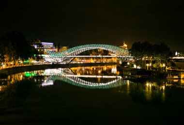 Tiflis, Gürcistan'da Kura Nehri üzerinde Barış Köprüsü. Avrupa.