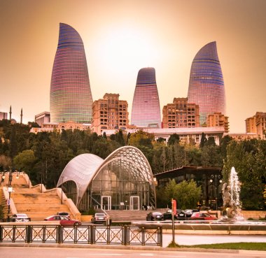 Bakü, Azerbaycan -Eki 3, 2016: Bakü'de gün batımında Alev Kuleleri gökdeleni, Eki 3, 2016, Azerbaycan. Alev Kuleleri, Bakü'nün en yüksek gökdelenidir ve 190 m yüksekliğindedir..