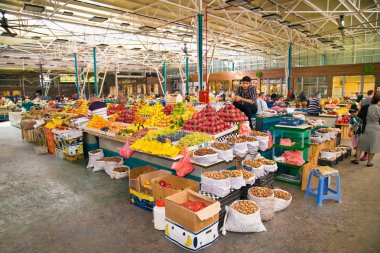 Bakü, Azerbaycan - 4 Ekim 2016: 4 Ekim 2016 tarihinde Bakü'de yeşil pazarda halk ve meyve satıcısı. Azerbaycan