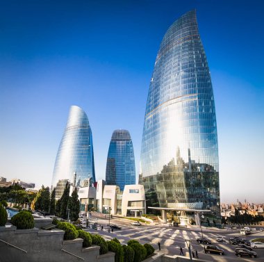 Bakü, Azerbaycan -Eki 4, 2016: Bakü'de gün batımında Alev Kuleleri gökdeleni, 4 Ekim 2016, Azerbaycan. Alev Kuleleri, Bakü'nün en yüksek gökdelenidir ve 190 m yüksekliğindedir..