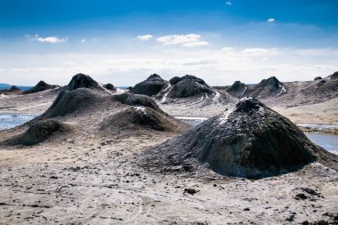 Gobustan'da çamur volkanı kraterleri ve püskürme köpüren çamur ile Alan. Azerbaycan.