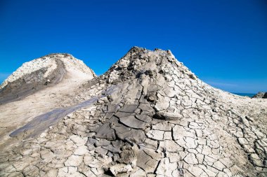Gobustan ve patlama çamur çamur kraterler ile Alan. Azerbaycan.
