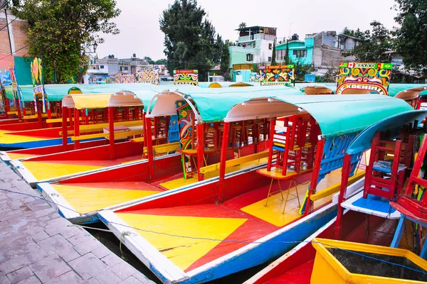 Xochimilco Mexico Dic 2015 Coloridos Barcos Estacionados Canal Xochimilco Floating —  Fotos de Stock