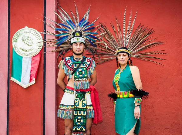 墨西哥特奥蒂瓦坎 2015年12月4日 2015年12月4日 在墨西哥特奥蒂瓦坎 身着传统服装的玛雅部落的人们 玛雅人是中美洲文明 他们有一个完全发达的前哥伦布语 — 图库照片