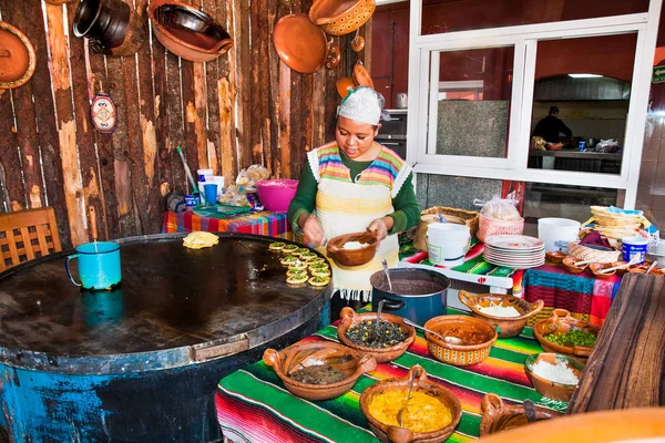 テオティワカン メキシコ 2015年12月4日 2015年12月4日 メキシコのテオティワカンでメキシコ料理店シェフ メキシコ料理は そのエキゾチックな味と強いスパイスの使用のためによく知られています — ストック写真