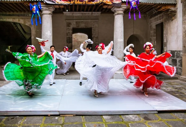 墨西哥城 墨西哥 2015年12月6日 墨西哥民俗芭蕾于12月6日在墨西哥城萨卡特卡斯文化中心演出 2015 — 图库照片