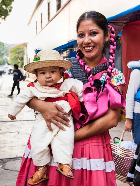 オアハカ メキシコ 12月10 2015年12月10日 グアダルーペの処女の日を祝う美しい女性と少年 ディア ヴァーゲン グアダルーペ 2015年12月10日 メキシコ — ストック写真