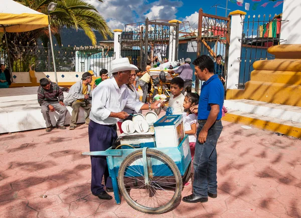San Cristobal Mexico Dec 2015 Man Verkoopt Traditionele Ijs Straatmarkt — Stockfoto