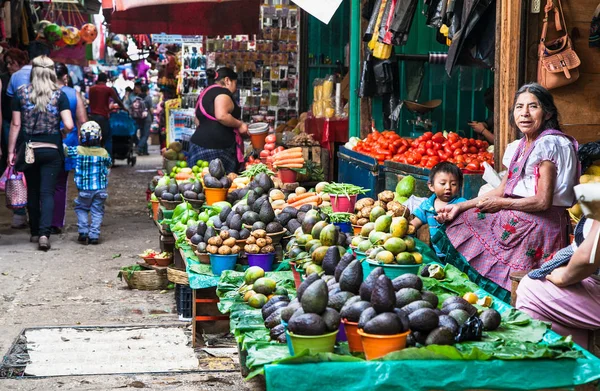 サンクリストバル メキシコ 12月11 2015 先住民ツォツィルマヤの人々が住んでいたサンクリストバル カサス 伝統的な市場 果物や手工芸品を販売する2015年12月11日 チアパス地方 メキシコ — ストック写真
