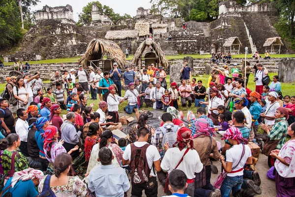Τικάλ Γουατεμάλα Δεκ 2015 Αγνώστων Μάγια Και Τουρίστες Περιβάλλουν Μια — Φωτογραφία Αρχείου
