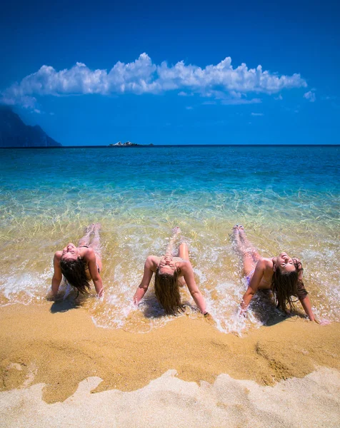 Три Красивые Молодые Женщины Имеющие Вентилятор Пляже — стоковое фото
