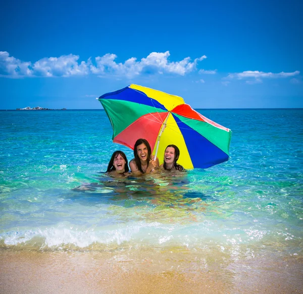 Три Красивые Привлекательные Молодые Женщины Зонтиком Имеющие Вентилятор Пляже — стоковое фото