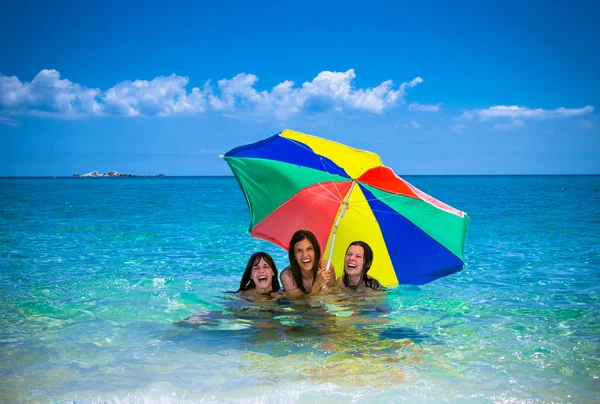 Três Belas Mulheres Jovens Atraentes Com Guarda Chuva Ter Ventilador — Fotografia de Stock