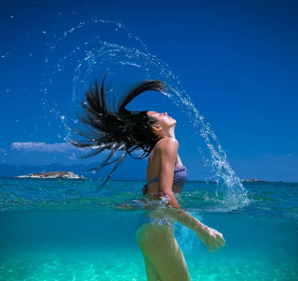 Belle Femme Jeter Les Cheveux Eau Plage Tropicale — Photo