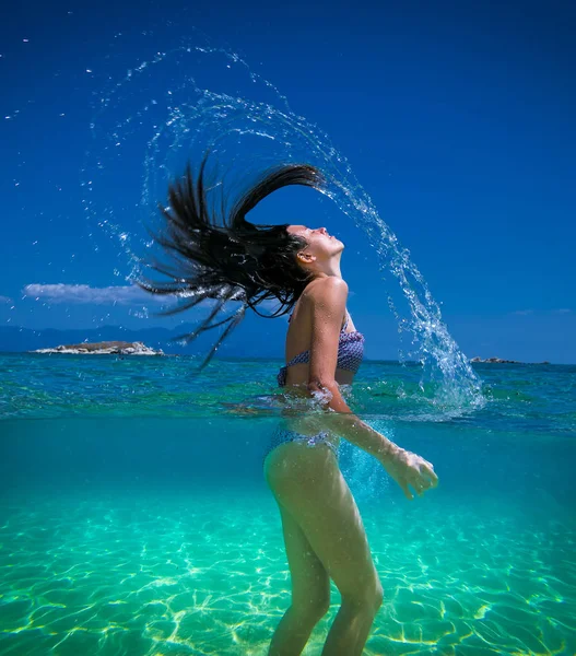 Schöne Frau Wirft Haare Aus Dem Wasser Tropischen Strand — Stockfoto