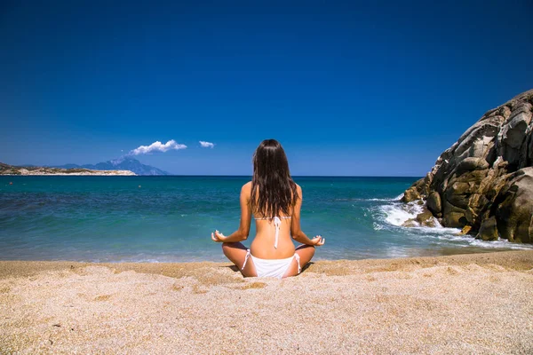 Красивая Расслабленная Молодая Женщина Медитирует Греция — стоковое фото