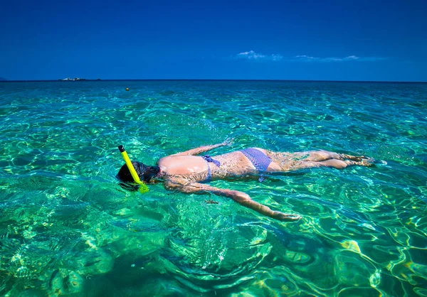 Mulher Bonita Tem Snorkeling Praia Tropical Grécia — Fotografia de Stock