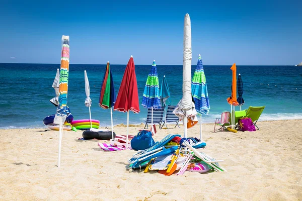 Chaises Parasol Sur Une Belle Plage Tropicale Signe Vacances Grèce — Photo