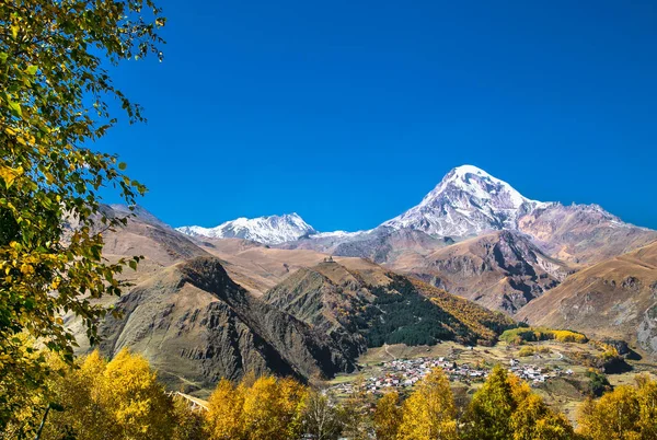 Vista Panorámica Kazbegi Stepantsminda Pueblo Con Gergeti Tsminda Sameba Iglesia — Foto de Stock