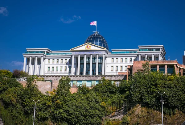 Tbilisi Georgia Oct 2016 Georgian Flag Flies Boldly Glass Dome — стоковое фото