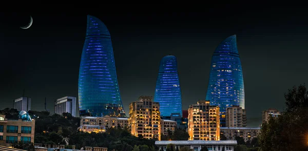 Baku Azerbaijan Oct3 2016 Turnurile Lună Flacără Zgârie Nori Noaptea — Fotografie, imagine de stoc