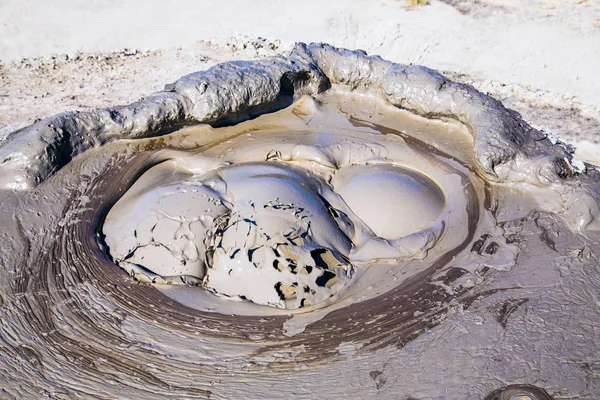 戈布斯坦的泥火山火山口 喷发的冒泡泥浆 阿塞拜疆 — 图库照片