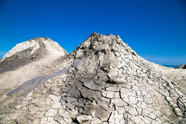 戈布斯坦的泥火山火山口和喷发泥浆的田地 阿塞拜疆 — 图库照片