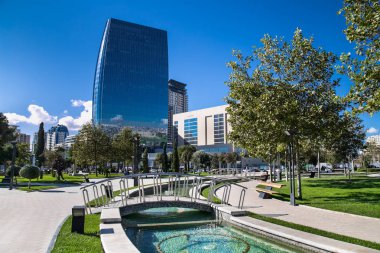Bakü, Azerbaycan- 3 Ekim 2016:Azerbaycan'ın başkenti Bakü'nün Yeni şehir parkında 3 Ekim 2016 tarihinde köprüler. 