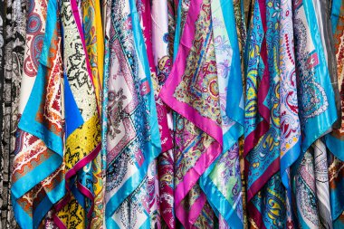 Bakü'de geleneksel renk dolu atkı ve başörtüsü pazarı sıraları. Azerbaycan. Azerbaycan'dan popüler hatıra.