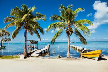 Turkuaz su adasında Caye Caulker, Belize ile güzel Karayip manzara.