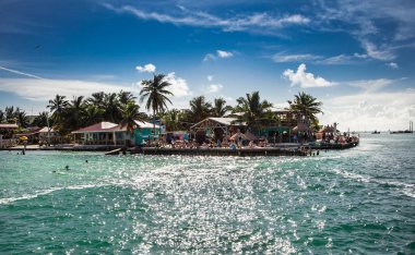 Turkuaz su adasında Caye Caulker, Belize ile güzel Karayip manzara.