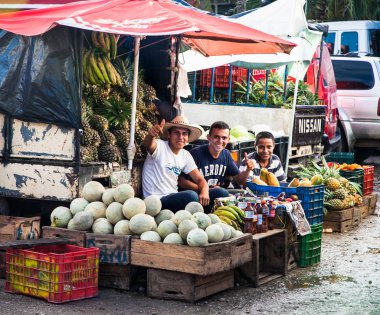 Flores, Guatemala-Aralık 22, 2015: Yerel halkın yeşil sebze ve meyve Flores 22 Aralık 2015 satış. Guatemala. 
